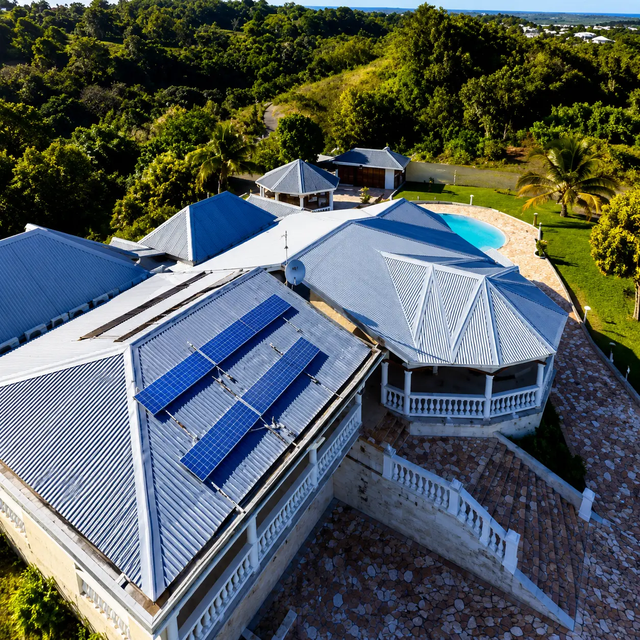 Villa en Guadeloupe avec toiture bac acier et panneaux solaires réalisée par RCE Pro Bat
